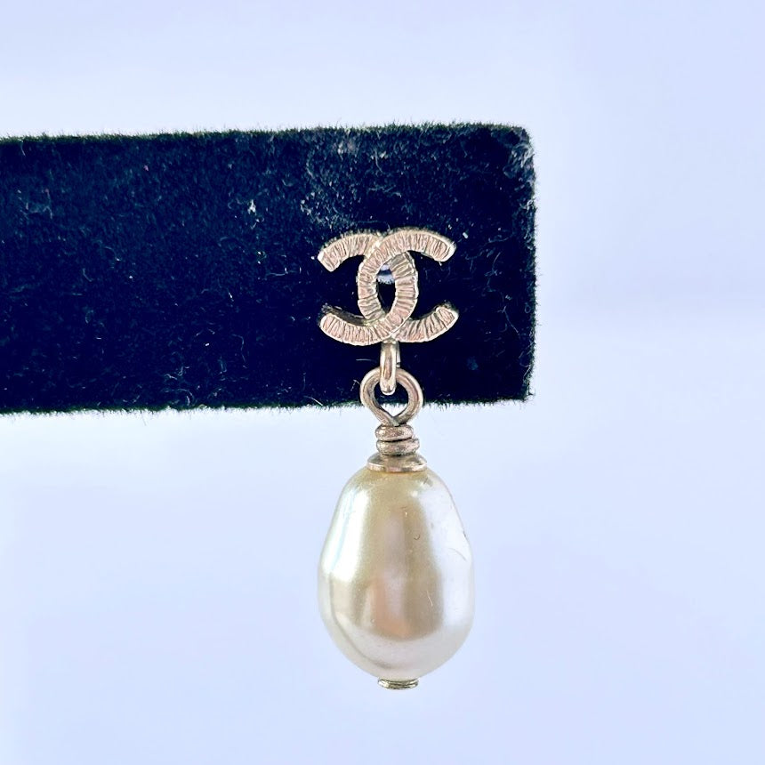 Vintage CHANEL white teardrop faux pearl dangle earrings with blue