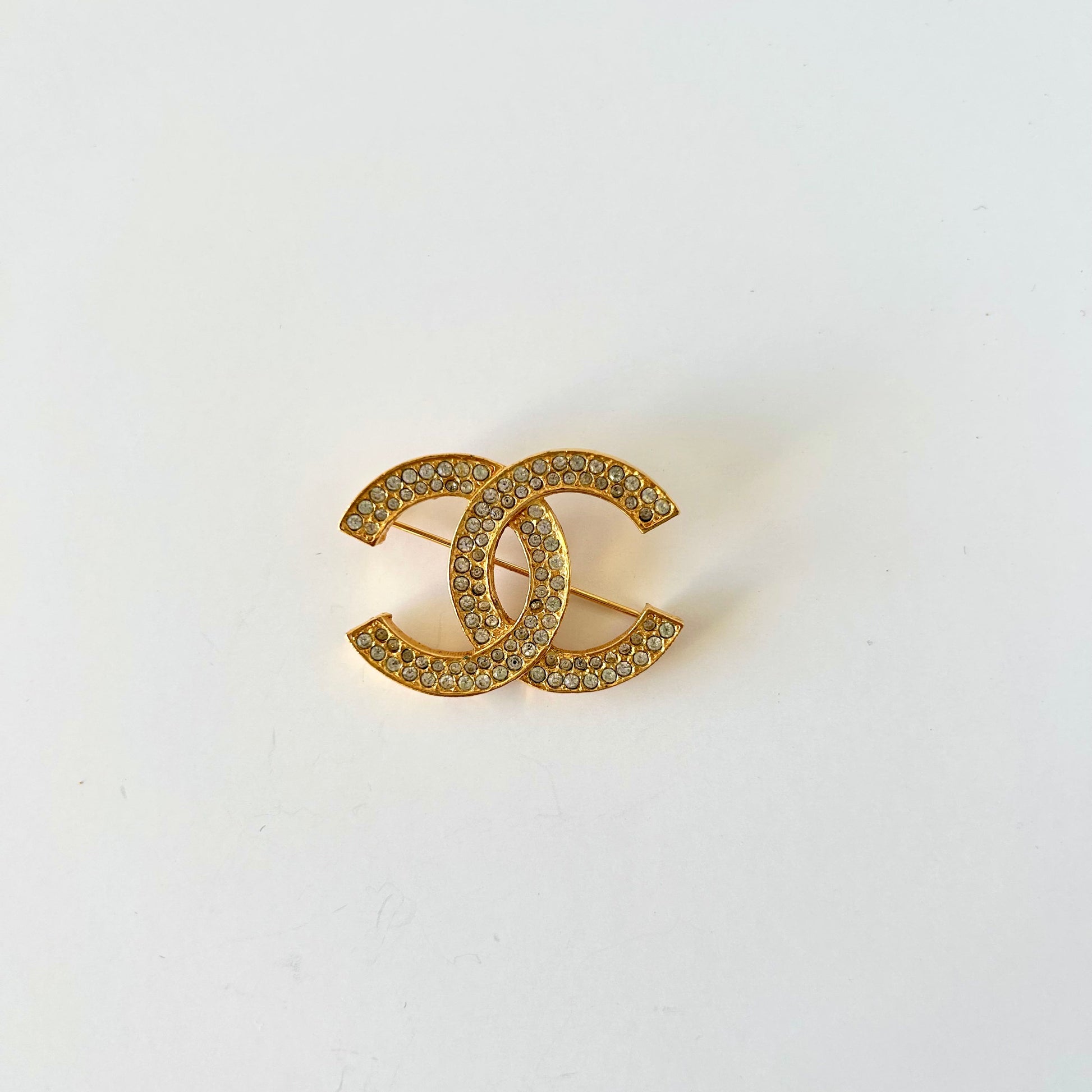 Vintage CHANEL Outlined Gold Tone Heart Brooch With CC Mark. 